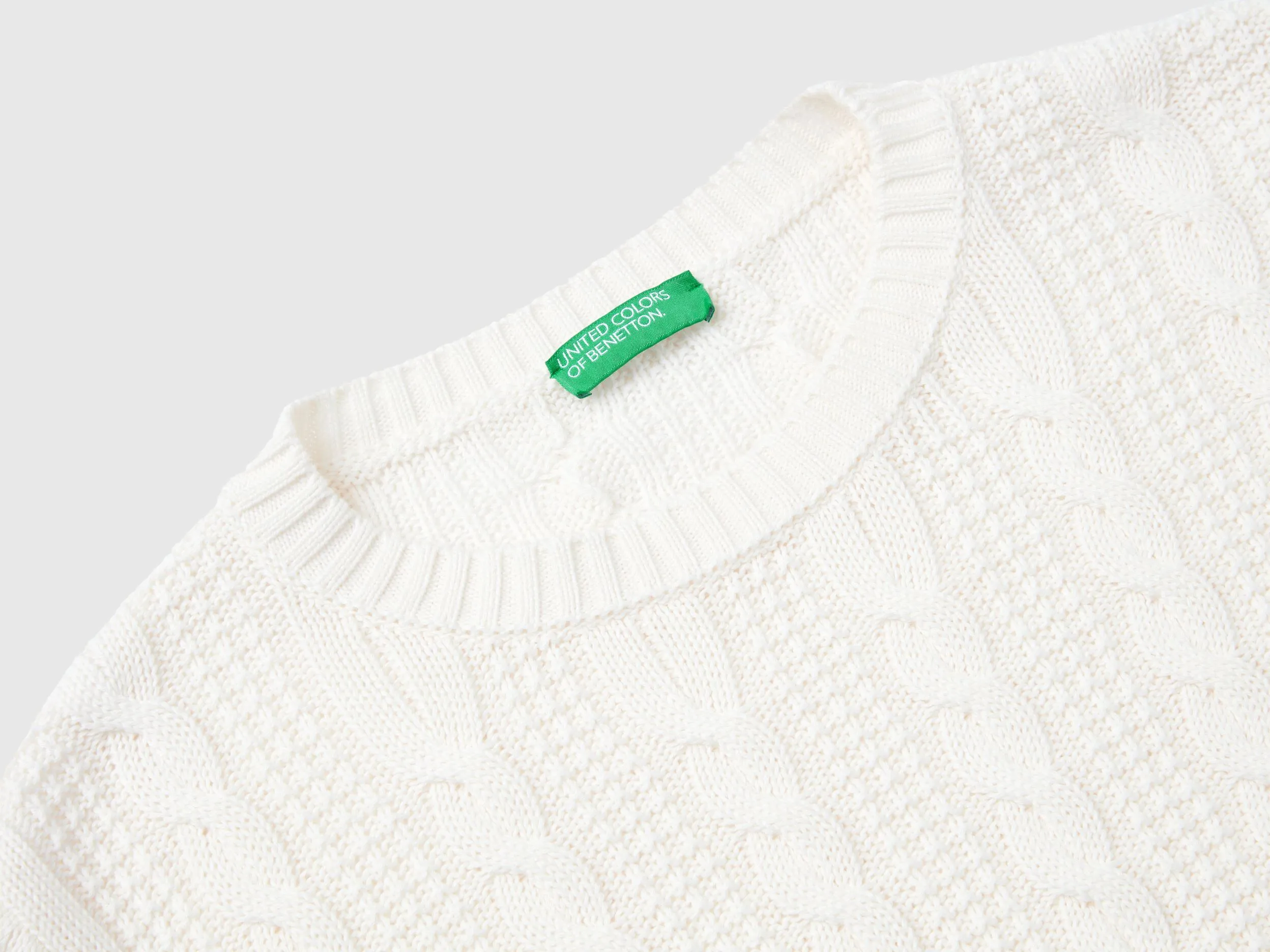 Cropped cable knit sweater - Creamy White | Benetton